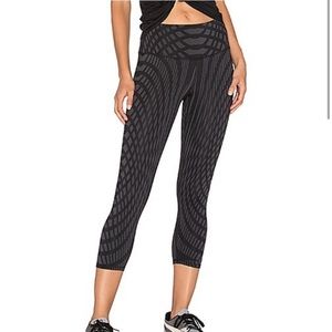 Alo High Waist Airbrush 7/8 Crop in Black Arches